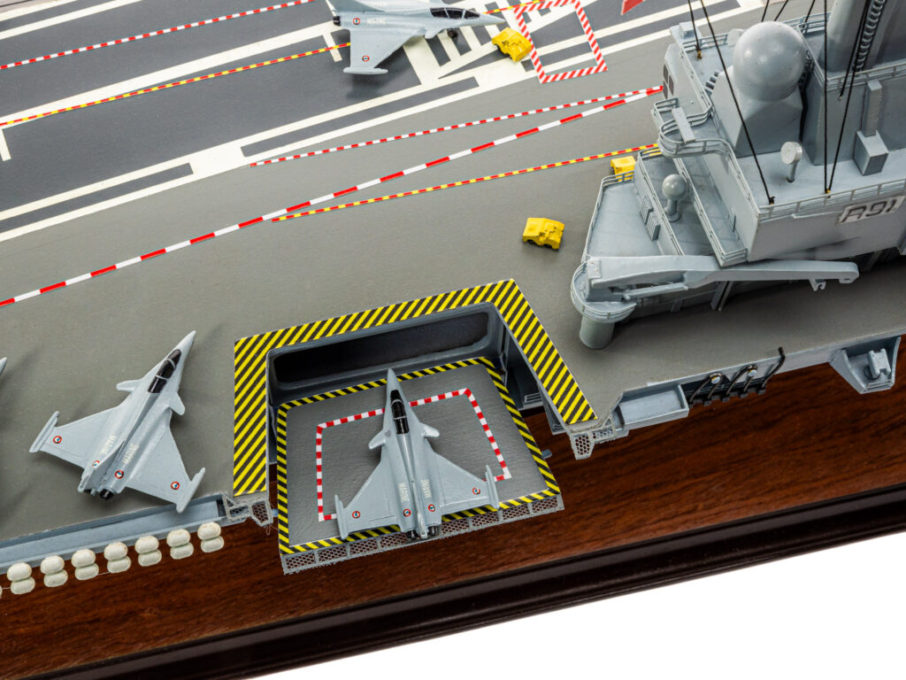 Maquette du Porte-Avions Charles de Gaulle - Ascenseurs aéronautiques