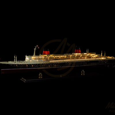 Maquette du France en version Éclairée - Célèbre paquebot Français, Fierté Nationale à son lancement en 1962 - Maquette en bois, Montée, Prête à Exposer