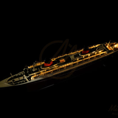 Maquette du France en version Éclairée - Célèbre paquebot Français, Fierté Nationale à son lancement en 1962 - Maquette en bois, Montée, Prête à Exposer