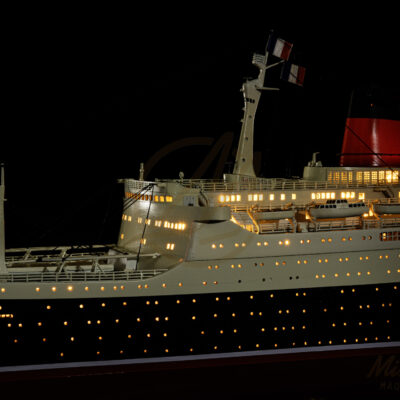 Maquette du France en version Éclairée - Célèbre paquebot Français, Fierté Nationale à son lancement en 1962 - Maquette en bois, Montée, Prête à Exposer