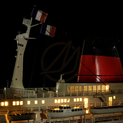 Maquette du France en version Éclairée - Célèbre paquebot Français, Fierté Nationale à son lancement en 1962 - Maquette en bois, Montée, Prête à Exposer