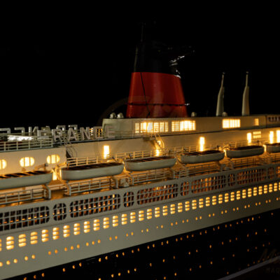 Maquette du France en version Éclairée - Célèbre paquebot Français, Fierté Nationale à son lancement en 1962 - Maquette en bois, Montée, Prête à Exposer