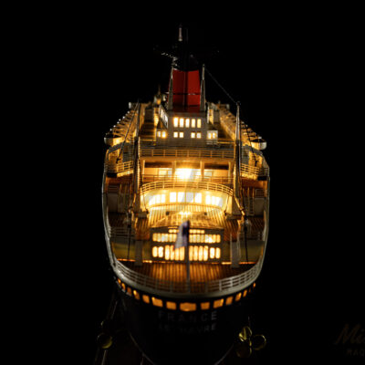 Maquette du France en version Éclairée - Célèbre paquebot Français, Fierté Nationale à son lancement en 1962 - Maquette en bois, Montée, Prête à Exposer