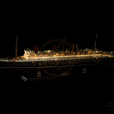 Maquette du Queen Mary en version Éclairée - Paquebot de ligne transatlantique - Maquette en bois, Montée, Prête à Exposer