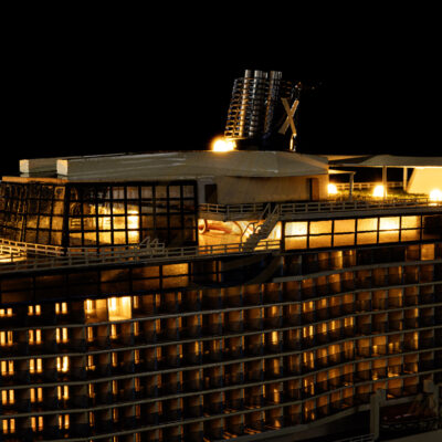 Maquette du Célébrity Solstice en version Éclairée - Paquebot moderne lancé en 2008 - Maquette en bois, Montée, Prête à Exposer