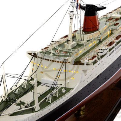 Maquette du France en version Éclairée - Célèbre paquebot Français, Fierté Nationale à son lancement en 1962 - Maquette en bois, Montée, Prête à Exposer