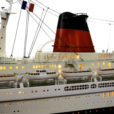 Maquette du France en version Éclairée - Célèbre paquebot Français, Fierté Nationale à son lancement en 1962 - Maquette en bois, Montée, Prête à Exposer