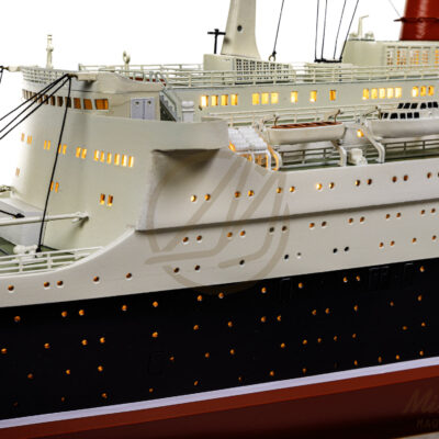 Maquette du France en version Éclairée - Célèbre paquebot Français, Fierté Nationale à son lancement en 1962 - Maquette en bois, Montée, Prête à Exposer