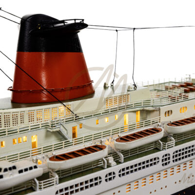 Maquette du France en version Éclairée - Célèbre paquebot Français, Fierté Nationale à son lancement en 1962 - Maquette en bois, Montée, Prête à Exposer