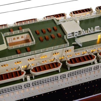 Maquette du France en version Éclairée - Célèbre paquebot Français, Fierté Nationale à son lancement en 1962 - Maquette en bois, Montée, Prête à Exposer