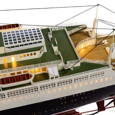 Maquette du France en version Éclairée - Célèbre paquebot Français, Fierté Nationale à son lancement en 1962 - Maquette en bois, Montée, Prête à Exposer