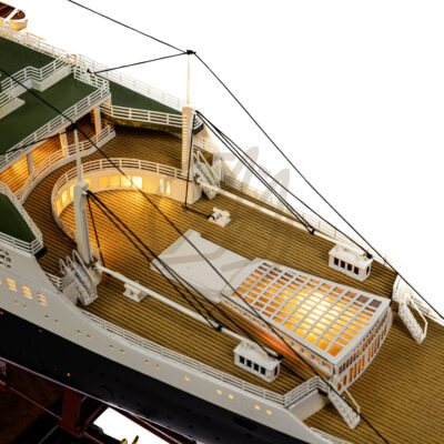 Maquette du France en version Éclairée - Célèbre paquebot Français, Fierté Nationale à son lancement en 1962 - Maquette en bois, Montée, Prête à Exposer