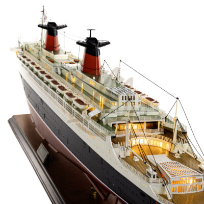 Maquette du France en version Éclairée - Célèbre paquebot Français, Fierté Nationale à son lancement en 1962 - Maquette en bois, Montée, Prête à Exposer