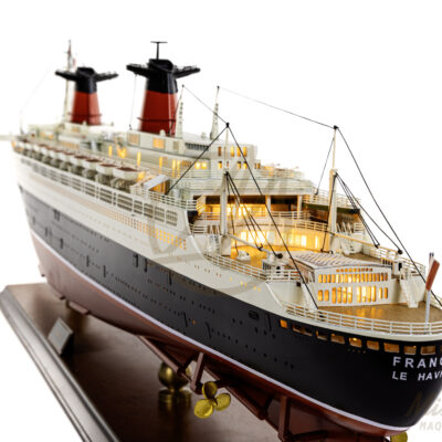 Maquette du France en version Éclairée - Célèbre paquebot Français, Fierté Nationale à son lancement en 1962 - Maquette en bois, Montée, Prête à Exposer