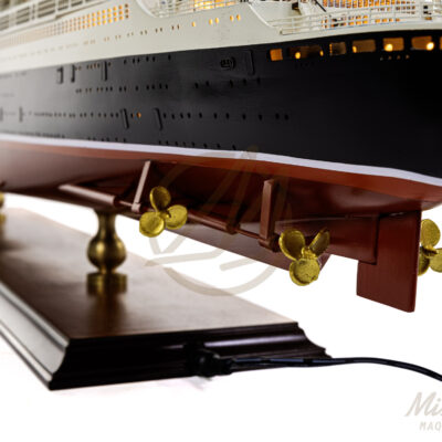 Maquette du France en version Éclairée - Célèbre paquebot Français, Fierté Nationale à son lancement en 1962 - Maquette en bois, Montée, Prête à Exposer