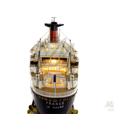Maquette du France en version Éclairée - Célèbre paquebot Français, Fierté Nationale à son lancement en 1962 - Maquette en bois, Montée, Prête à Exposer