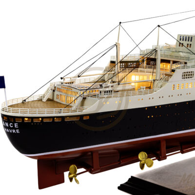 Maquette du France en version Éclairée - Célèbre paquebot Français, Fierté Nationale à son lancement en 1962 - Maquette en bois, Montée, Prête à Exposer