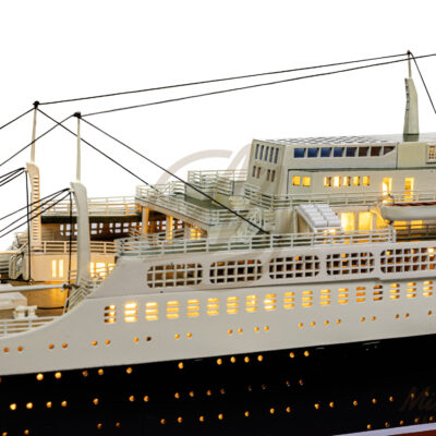 Maquette du France en version Éclairée - Célèbre paquebot Français, Fierté Nationale à son lancement en 1962 - Maquette en bois, Montée, Prête à Exposer