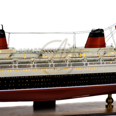 Maquette du France en version Éclairée - Célèbre paquebot Français, Fierté Nationale à son lancement en 1962 - Maquette en bois, Montée, Prête à Exposer