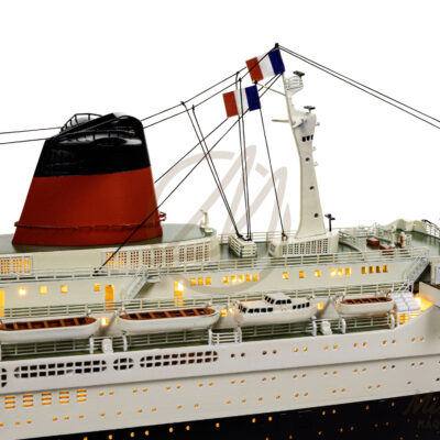 Maquette du France en version Éclairée - Célèbre paquebot Français, Fierté Nationale à son lancement en 1962 - Maquette en bois, Montée, Prête à Exposer