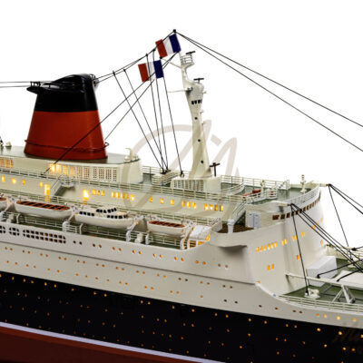 Maquette du France en version Éclairée - Célèbre paquebot Français, Fierté Nationale à son lancement en 1962 - Maquette en bois, Montée, Prête à Exposer