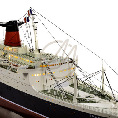 Maquette du France en version Éclairée - Célèbre paquebot Français, Fierté Nationale à son lancement en 1962 - Maquette en bois, Montée, Prête à Exposer