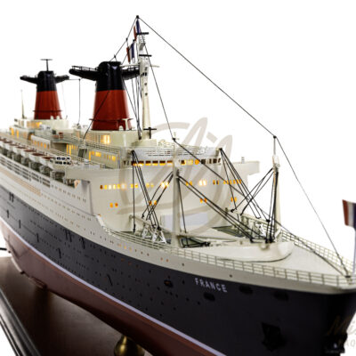 Maquette du France en version Éclairée - Célèbre paquebot Français, Fierté Nationale à son lancement en 1962 - Maquette en bois, Montée, Prête à Exposer