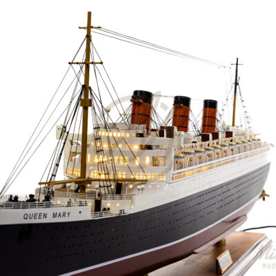 Maquette du Queen Mary en version Éclairée - Paquebot de ligne transatlantique - Maquette en bois, Montée, Prête à Exposer
