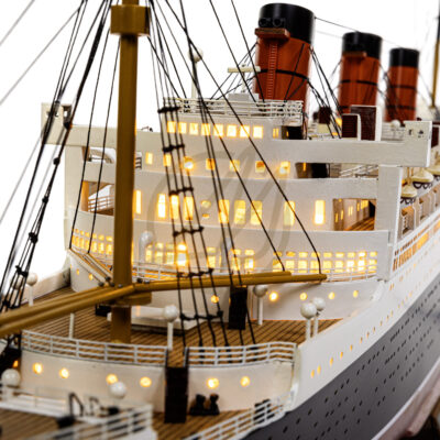 Maquette du Queen Mary en version Éclairée - Paquebot de ligne transatlantique - Maquette en bois, Montée, Prête à Exposer
