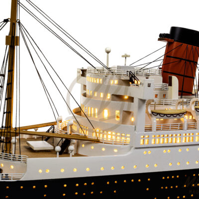 Maquette du Queen Mary en version Éclairée - Paquebot de ligne transatlantique - Maquette en bois, Montée, Prête à Exposer
