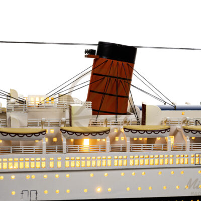 Maquette du Queen Mary en version Éclairée - Paquebot de ligne transatlantique - Maquette en bois, Montée, Prête à Exposer