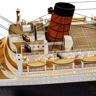 Maquette du Queen Mary en version Éclairée - Paquebot de ligne transatlantique - Maquette en bois, Montée, Prête à Exposer