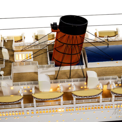 Maquette du Queen Mary en version Éclairée - Paquebot de ligne transatlantique - Maquette en bois, Montée, Prête à Exposer