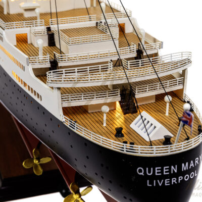 Maquette du Queen Mary en version Éclairée - Paquebot de ligne transatlantique - Maquette en bois, Montée, Prête à Exposer