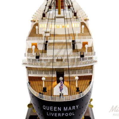 Maquette du Queen Mary en version Éclairée - Paquebot de ligne transatlantique - Maquette en bois, Montée, Prête à Exposer