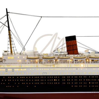 Maquette du Queen Mary en version Éclairée - Paquebot de ligne transatlantique - Maquette en bois, Montée, Prête à Exposer