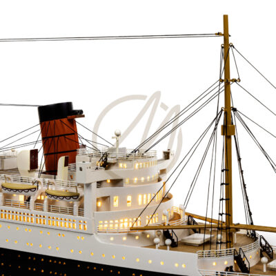 Maquette du Queen Mary en version Éclairée - Paquebot de ligne transatlantique - Maquette en bois, Montée, Prête à Exposer