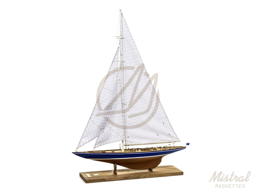 Maquette de l'Endeavour de Qualité Musée - Voilier de Course de Classe J - Maquette en bois, Montée, Prête à Exposer