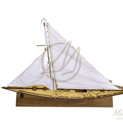 Maquette de l'Endeavour de Qualité Musée - Voilier de Course de Classe J - Maquette en bois, Montée, Prête à Exposer