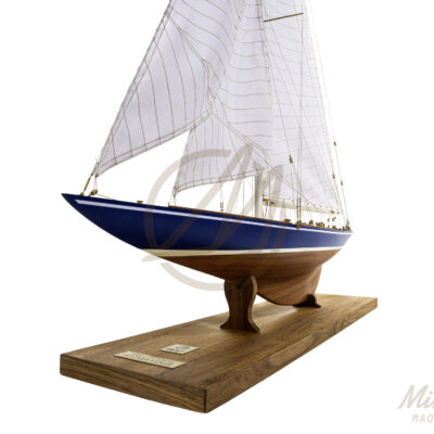 Maquette de l'Endeavour de Qualité Musée - Voilier de Course de Classe J - Maquette en bois, Montée, Prête à Exposer