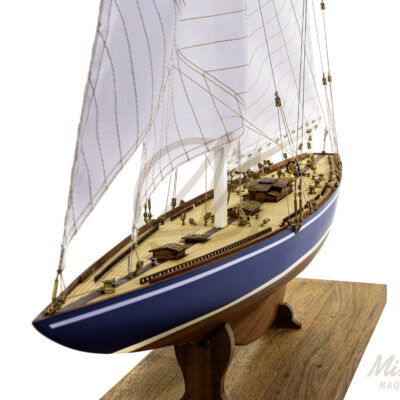 Maquette de l'Endeavour de Qualité Musée - Voilier de Course de Classe J - Maquette en bois, Montée, Prête à Exposer