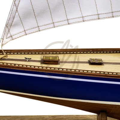 Maquette de l'Endeavour de Qualité Musée - Voilier de Course de Classe J - Maquette en bois, Montée, Prête à Exposer