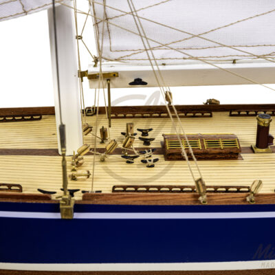 Maquette de l'Endeavour de Qualité Musée - Voilier de Course de Classe J - Maquette en bois, Montée, Prête à Exposer