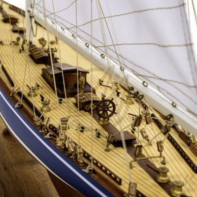 Maquette de l'Endeavour de Qualité Musée - Voilier de Course de Classe J - Maquette en bois, Montée, Prête à Exposer