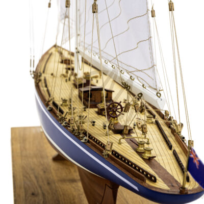 Maquette de l'Endeavour de Qualité Musée - Voilier de Course de Classe J - Maquette en bois, Montée, Prête à Exposer