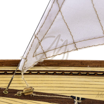 Maquette de l'Endeavour de Qualité Musée - Voilier de Course de Classe J - Maquette en bois, Montée, Prête à Exposer