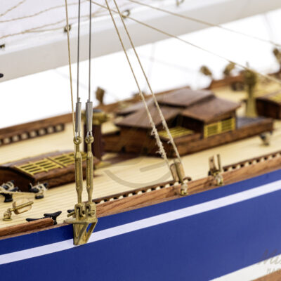 Maquette de l'Endeavour de Qualité Musée - Voilier de Course de Classe J - Maquette en bois, Montée, Prête à Exposer