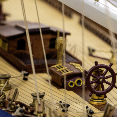 Maquette de l'Endeavour de Qualité Musée - Voilier de Course de Classe J - Maquette en bois, Montée, Prête à Exposer