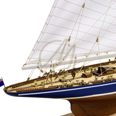 Maquette de l'Endeavour de Qualité Musée - Voilier de Course de Classe J - Maquette en bois, Montée, Prête à Exposer