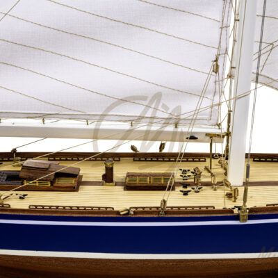 Maquette de l'Endeavour de Qualité Musée - Voilier de Course de Classe J - Maquette en bois, Montée, Prête à Exposer